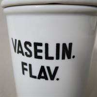 "VASELIN. FLAV." gammel porcelæns krukke med låg fra apotek i Tyskland.